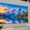 Современный шоурум с панорамным видеостеной и горами